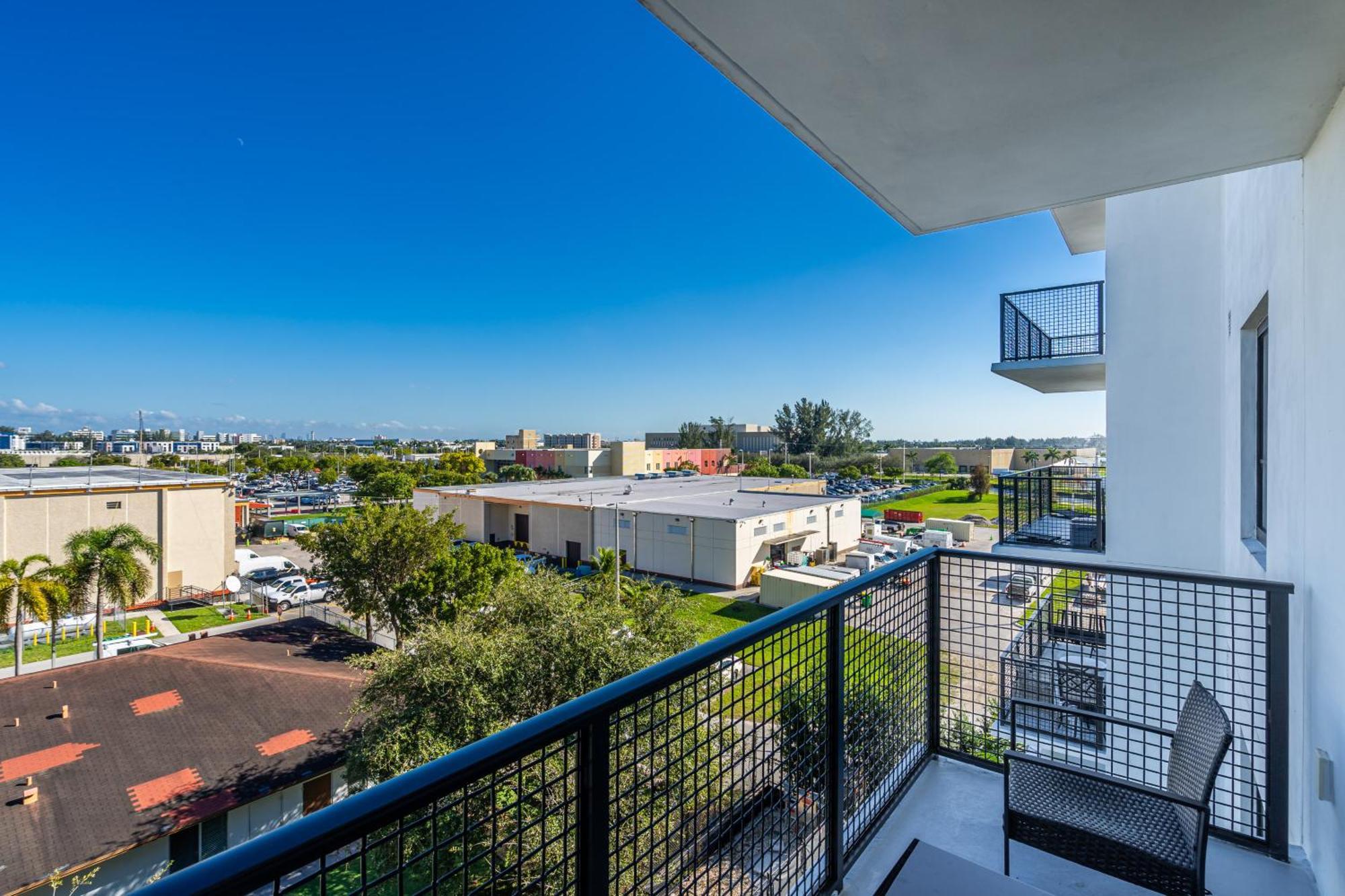 Amazing 2 Bedroom Unit In Doral Miami With Free Parking Хайлиа-Гарденс Экстерьер фото
