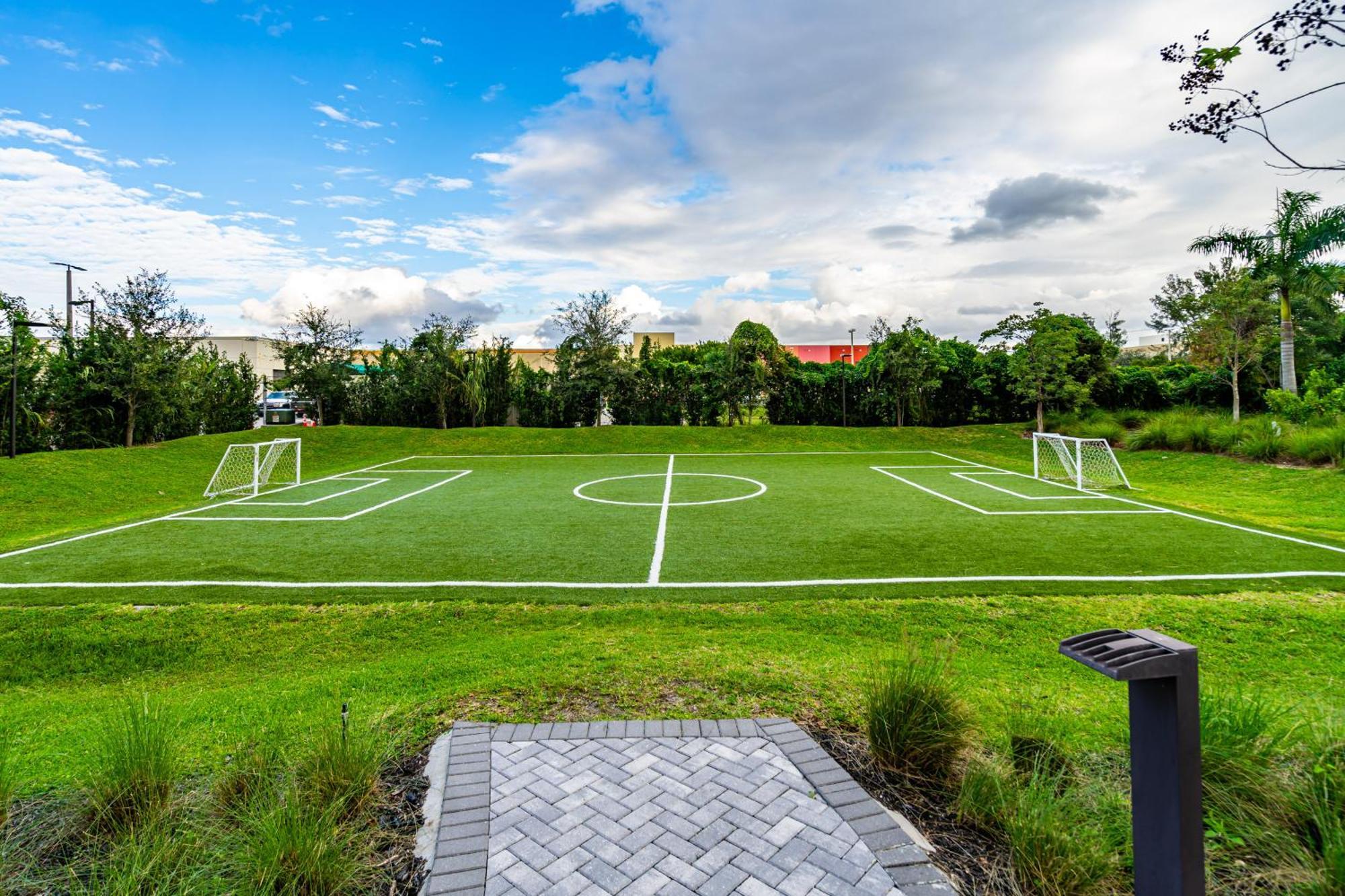 Amazing 2 Bedroom Unit In Doral Miami With Free Parking Хайлиа-Гарденс Экстерьер фото